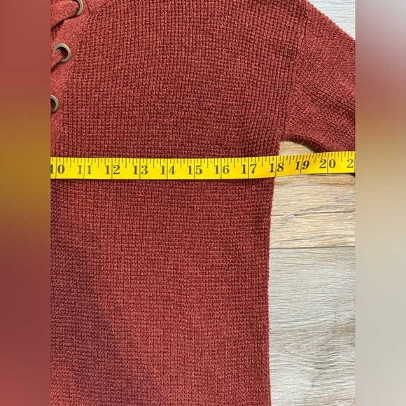 American Eagle~ Women’s Lace up Front V-Neck Brick Red Long Sleeve Sweater Small - Picture 6 of 8